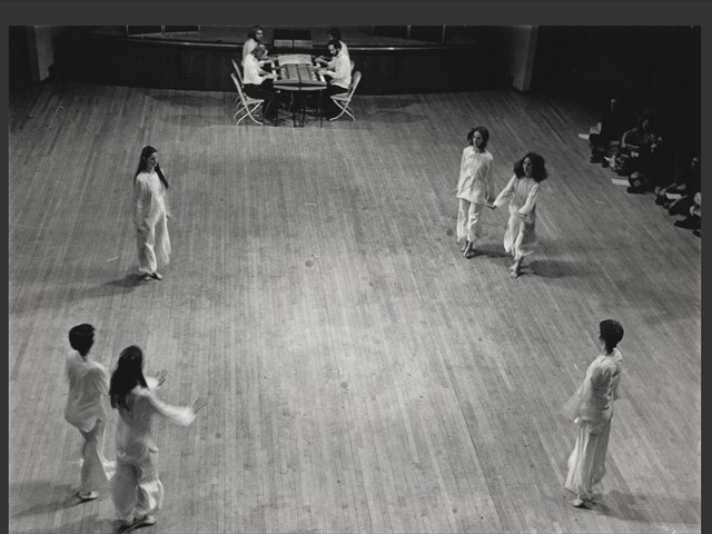 Photo: Susan Opotow<br/>LAURA DEAN AND DANCE COMPANY<br/>STEVE REICH AND MUSICIANS<br/>'SQUARE DANCE' 1973<br/>Music: 'Phase Patterns' 1970<br/>Loeb Student Center, NYU, April 27, 1973